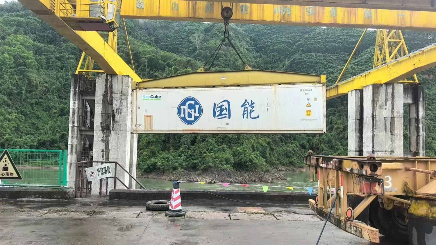 湄公河冷链 · 集装箱吊装